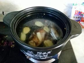 准备砂锅，把煎好的鱼放入砂锅中，倒入清水，九分满即可，然后放入生姜片和花椒，大火煮开，然后中小火，使之保持沸腾状态