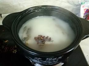 煮一小时后，汤汁呈现牛奶般嫩白