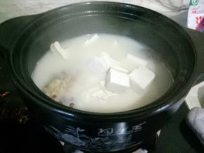 这时加入切好的豆腐，煮10分钟即可，撒上盐调味