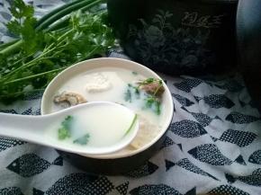 加入香菜和葱花，享受鲜美的鱼汤吧