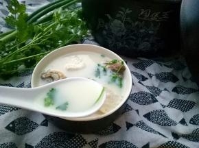 加入香菜和葱花，享受鲜美的鱼汤吧