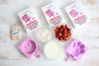 准备一些酸奶、草莓、糖。