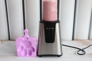 可以依自己的喜欢，将草莓放入料理机中打碎。