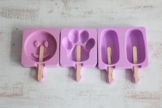 雪糕模具清洗干净，插入冰糕棍。