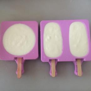 将酸奶、草莓、糖，搅拌均匀，倒入雪糕模具中。