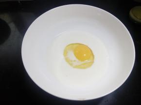 取稍大容器加入牛奶、鸡蛋。