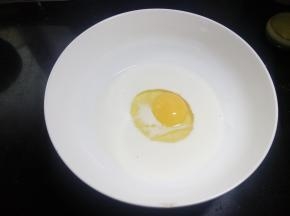 取稍大容器加入牛奶、鸡蛋。