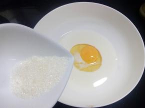 加入细砂糖或糖粉