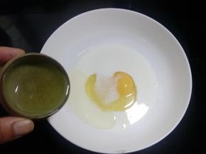 加入植物油,如果是黄油需要液化后使用。