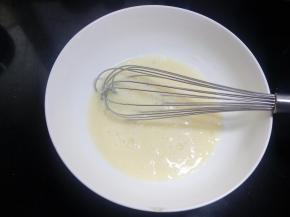 用手抽搅拌均匀。