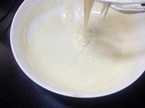 提起手抽，面糊呈绸缎状落下，不会马上消失纹路。