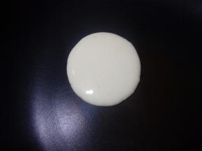 等锅有微热用勺子舀一勺面糊摊在平底锅中间。