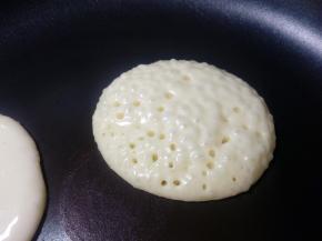 用小火煎至有许多小泡泡时翻面。