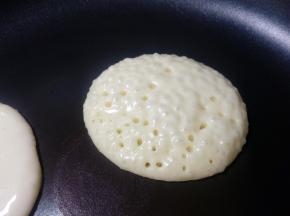 用小火煎至有许多小泡泡时翻面。