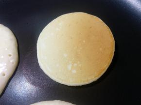 然后翻面煎10秒左右，松饼会有明显的鼓起铲起就可以。