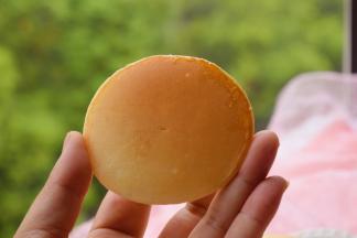 做好的松饼可抹黄油.也可抹果酱吃,中间也可以夹上豆沙馅等的。