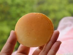 做好的松饼可抹黄油.也可抹果酱吃,中间也可以夹上豆沙馅等的。