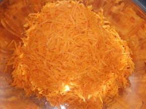 胡萝卜擦成丝。