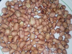 花生炒熟，去皮，压碎。