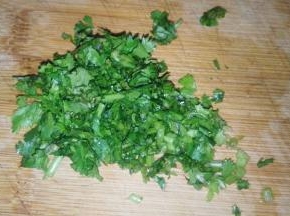 香菜洗净切碎。