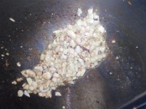 老公说：炒花生米。我心想本来就炒熟的花生米，为什么还要炒！老公说用油再炒一下，拌到馅儿里面才好吃！才脆！