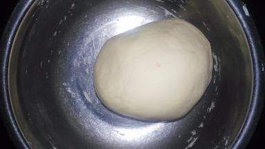 揉成光滑的面团，盖上保鲜膜，醒发至两倍大。