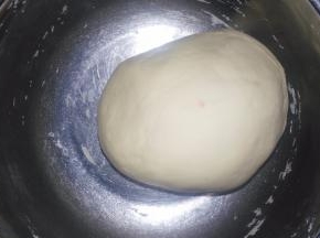 揉成光滑的面团，盖上保鲜膜，醒发至两倍大。