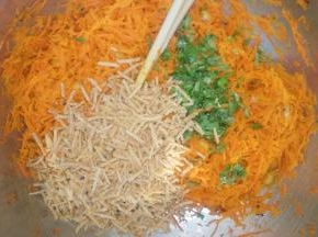 胡萝卜、花生米、香菜、馓子混合。