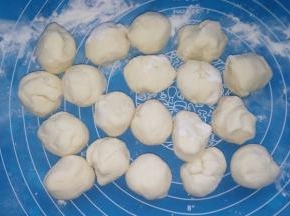 发好的面团揉出发酵产生的气体，平均分成19份。