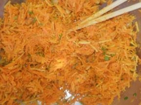 倒入香油、盐调味。喜欢胡椒粉的可以适量放一些。