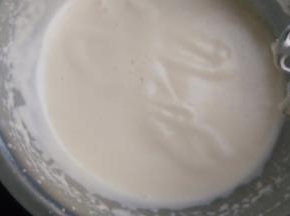 打鸡蛋的盆坐在热水中，用打蛋器把鸡蛋打发，打到提起打蛋器，在蛋液表面可以划出清晰的纹路，且纹路不会立即消失。