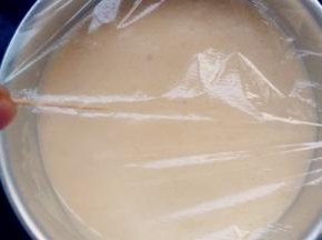 拌好的面糊倒入蛋糕模中，我用的6寸蛋糕模，没有的话可以用深口盘子。盖上保鲜膜，用牙签戳一些小眼儿。