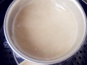 锅中水烧开，大火上锅蒸30分钟。