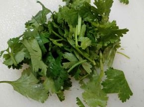 香菜洗净切小段备用。