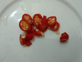 小米椒切成圈。