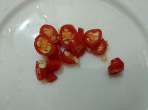 小米椒切成圈。