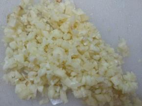 大蒜剁成蒜蓉。