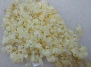 大蒜剁成蒜蓉。