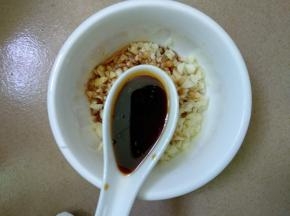 蒜蓉装入碗里加入凉拌汁和酱油搅匀。