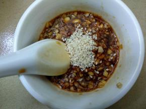 再加入白芝麻搅拌成酱汁备用。