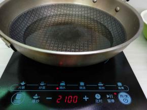 锅里注入适量清水，放置美的电磁炉上，选“烧水”功能将水烧开。