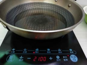 锅里注入适量清水，放置美的电磁炉上，选“烧水”功能将水烧开。