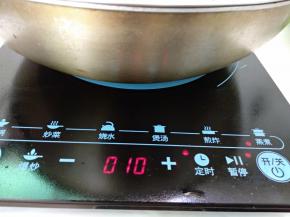 水开放入茄子选“蒸煮”功能，并定时10分钟。