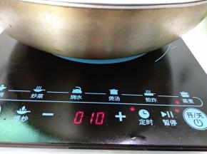 水开放入茄子选“蒸煮”功能，并定时10分钟。