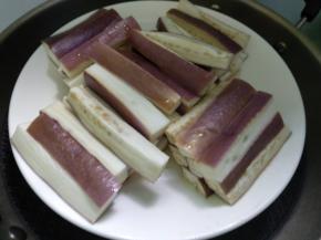 蒸好用筷子戳一下，戳穿即可。