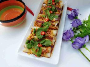 淋上酱汁，撒上香菜和小米椒即可。