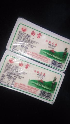 内酯豆腐是用内脂来做凝固剂做成的质地软嫩、口感爽滑的豆腐，用来做豆脑最合适不过了。