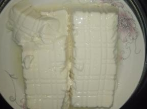 内脂豆腐倒入盘子里，上锅大火蒸10分钟。