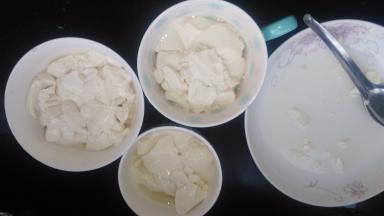 内酯豆腐盛入碗中。
