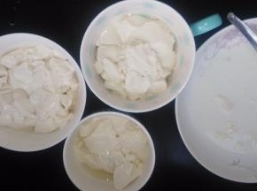 内酯豆腐盛入碗中。